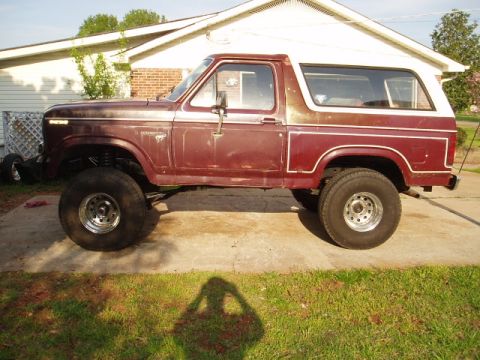 1980 Ford Bronco - Its about 6" of lift in the front now. FYI, I used 4" superflex coils for a 78/79 Bronko and also used the 78/79 bronco coil buckets.