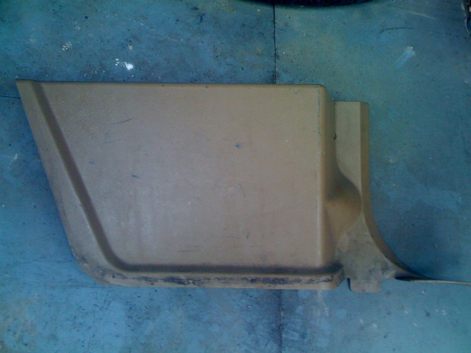 80/86 Driver's side seat belt retractor cover
