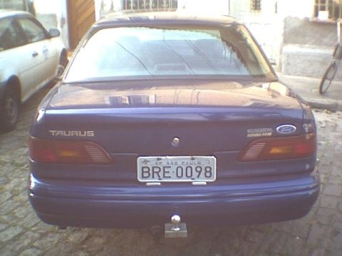 1995 Ford Taurus - The rear of a purple Ford Taurus is shown, with a license plate from Sao Paulo.