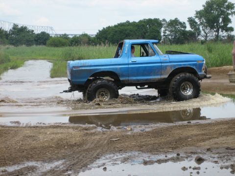 1979 Ford Bronco - This lifted 1979 Ford Bronco navigates a muddy off-road course.
