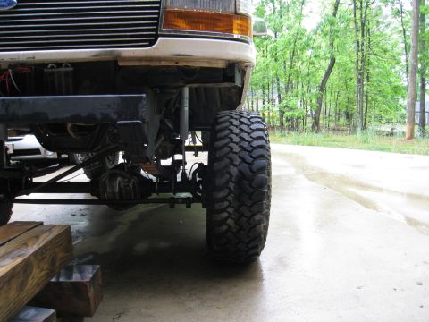 1996 Ford Bronco - Close-up of the front axle and suspension of a modified 1996 Ford Bronco.