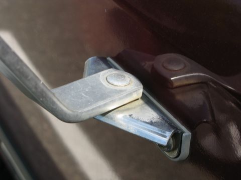 1991 Ford F-150 - Detail of a vehicle's door handle mechanism and hinge, with Supermotors.net watermark visible.