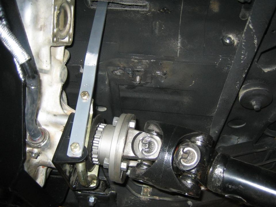 Underbody driveshaft with splined driveline disconnect coupler, lever arm and U-joints