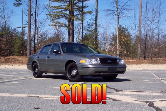Gray 2001 Ford Crown Victoria, 3/4 front view