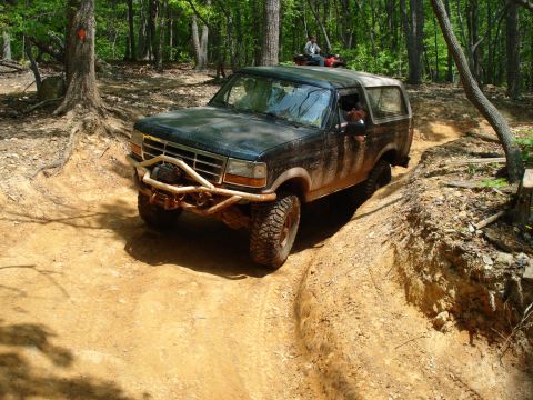 1995 Ford Bronco - Greeb bronc 95 comming down the hill.