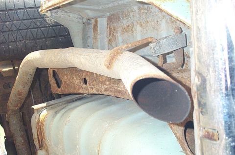 2001 Ford Crown Victoria - Close-up view of the undercarriage, showing the exhaust pipe and fuel tank.