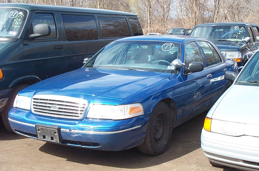 Blue 2001 Ford Crown Victoria sedan, 3q-front view