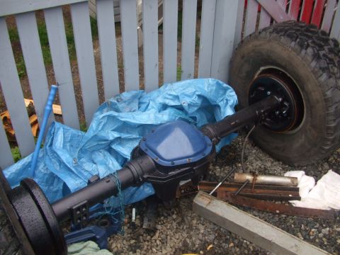 1984 Ford F-150 - for the rear i have a 10.25" axle with posi 4.10 gear came out of 95 f350