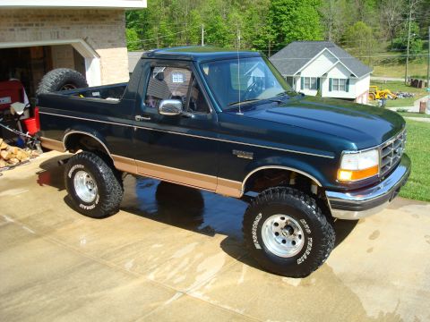 1995 Ford Bronco - This Ford Bronco appears to be from the early to mid-1990s, not a 1995 model.