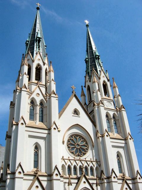 1985 Ford LTD Crown Victoria - A view of a large white cathedral with ornate architectural details and a rose window.