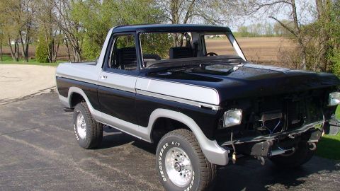 1979 Ford Bronco - This Ford Bronco appears to be from the late 1970s, possibly a 1978 model, with damage to its front end.