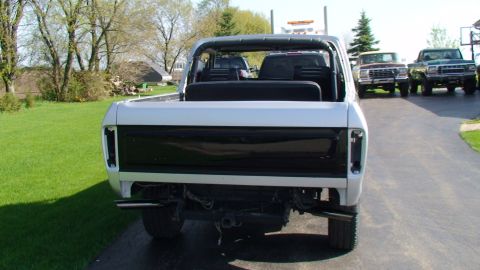 1979 Ford Bronco - This Bronco appears to be a 1978 model, not a 1979 as claimed, with two other Broncos in the background.