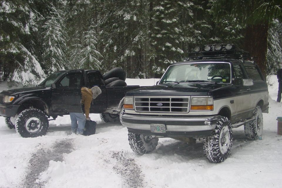 1993 Ford Bronco front 3/4 view in snow with roof rack