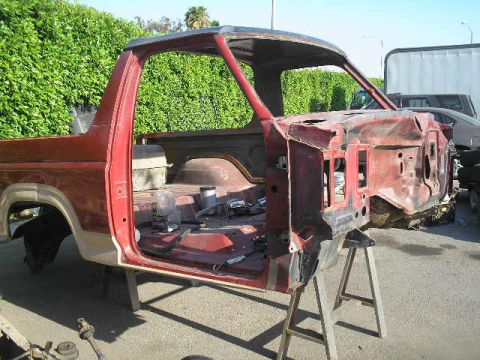 1986 Ford Bronco - This stripped-down Ford Bronco body shell appears to be from the early 1980s, not 1986.