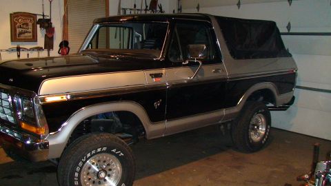 1979 Ford Bronco - This 1978 Ford Bronco features a two-tone paint scheme and a removable soft top.