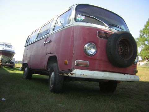 1971 Volkswagen Vanagon - This van appears to be a Volkswagen Type 2, likely from the early 1970s, not a 1971 Vanagon.