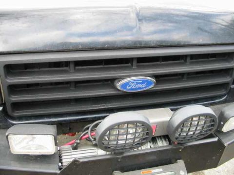 1990 Ford Bronco - Front view of a 1990 Ford Bronco's grille and lighting components.