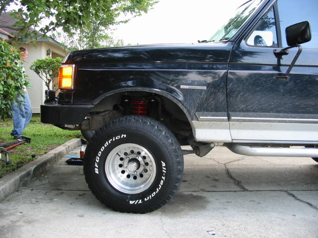 1990 Ford Bronco front fender, wheel, and side view. BFGoodrich All-Terrain T/A tire