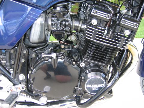 1985 Ford LTD Crown Victoria - Photograph of a Suzuki motorcycle engine and carburetors, not a technical document.