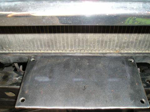 1986 Toyota Hilux - A custom metal plate is attached to the front of the vehicle, obscuring the radiator.