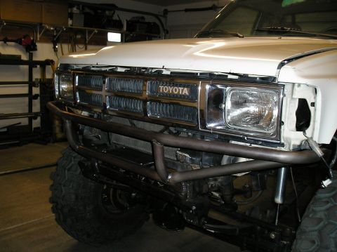 1986 Toyota Hilux - Front view of a 1986 Toyota Hilux showing the grille and custom bumper.