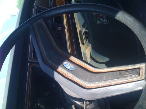 1984 Ford F-250 - Woodgrain steering wheel