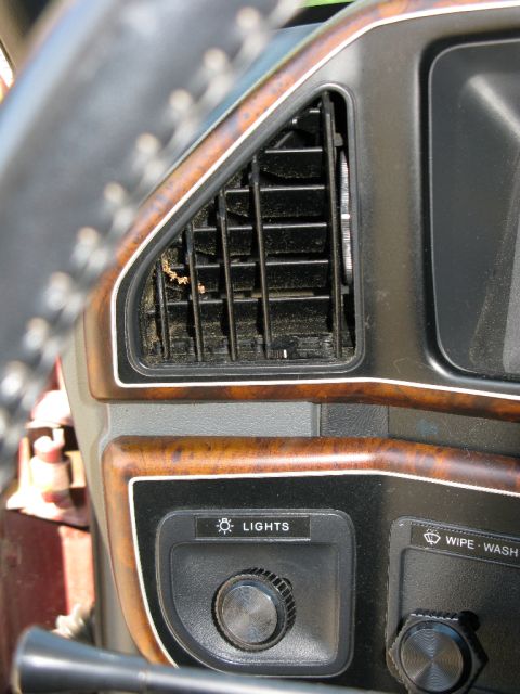 1991 Ford F-150 - Interior view of a 1991 Ford F-150, showing the dashboard vent and the 'Lights' control button.