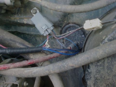 1995 Ford Bronco - all wires go into cab through the clutch hole. Relay at top is for locker.
