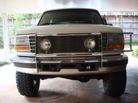 1996 Ford Bronco - after with the grille guard back on