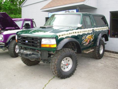 1983 Ford Bronco - Uncle Ted's Bushmaster '86 (with '92-96 front clip & '87-91 door panels) after being painted by Stacy David. It's at Duff's for the F&R axl…