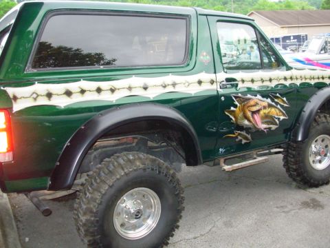 1983 Ford Bronco - Uncle Ted's Bushmaster '86 (with '92-96 front clip & '87-91 door panels) after being painted by Stacy David. It's at Duff's for the F&R axl…