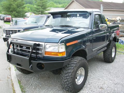 1983 Ford Bronco - coopdad at Duff's on Fri before the '08 SuperCelebration in Knoxville.