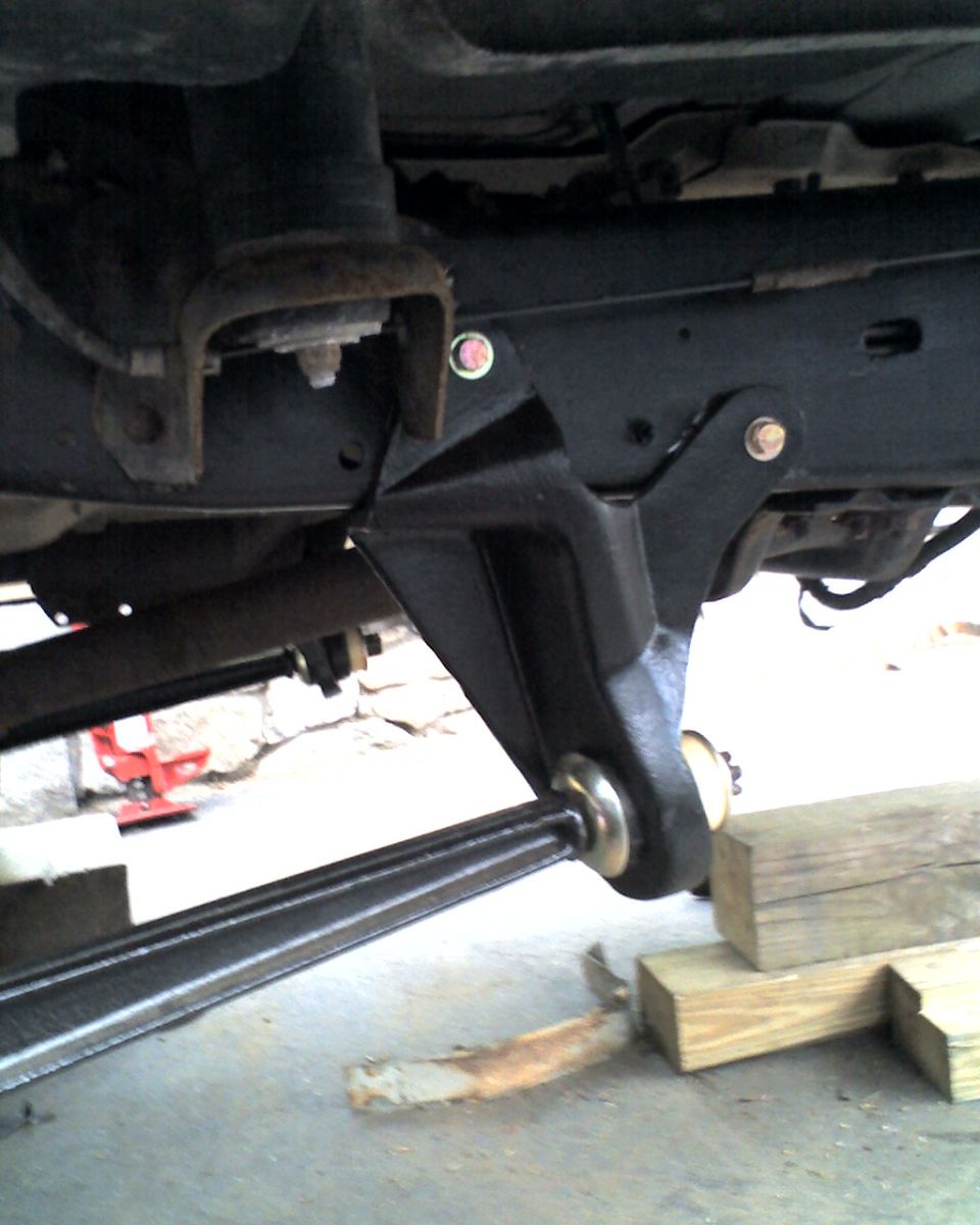 Undercarriage suspension bracket and linkage