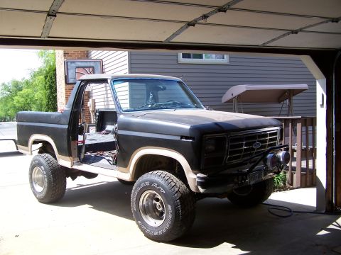 1986 Ford Bronco - Passenger Side Close up. Test fitting the reaf fenders with rockers