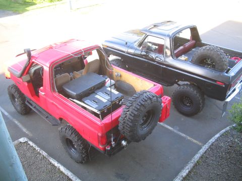 1989 Ford Bronco - Parked at The Breakers in Long Beach, Wa.