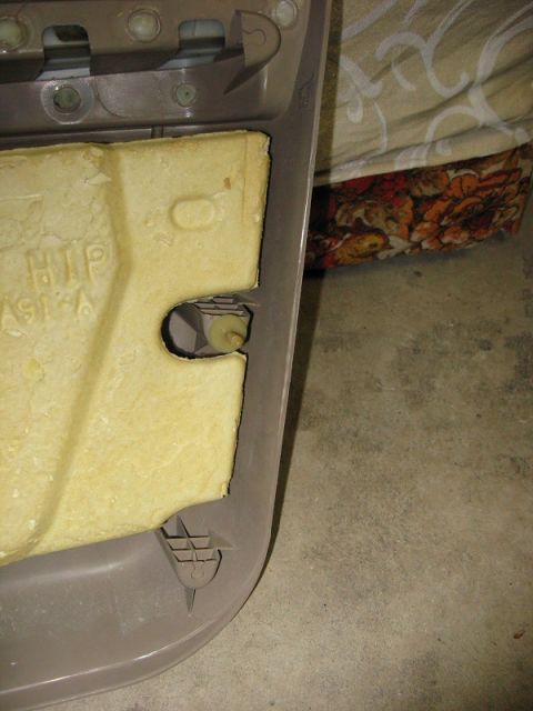 2003 Ford Taurus - Wow, Ford got lazy with the pins. Whatever, I actually prefer screws over those Christmas tree pins.