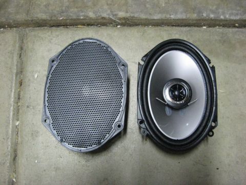 2003 Ford Taurus - Comparison of the stock speaker and the Pioneer.