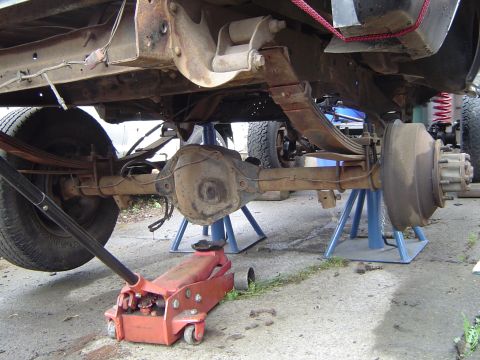 1979 Ford Bronco - Pulling out the D60