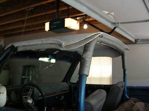 1975 Chevrolet Blazer - the back now rides on the rollbar padding. the straps hold it snug, but not tight. it can now flex independantly from the body