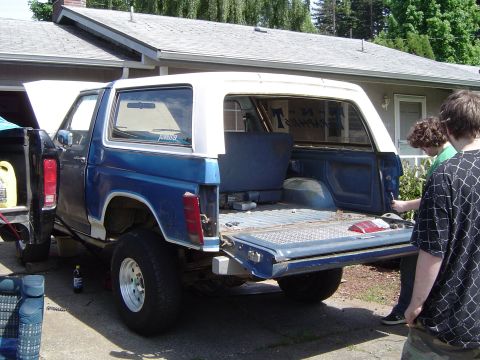 1979 Ford Bronco - Pulling the tailgate and rear bumper