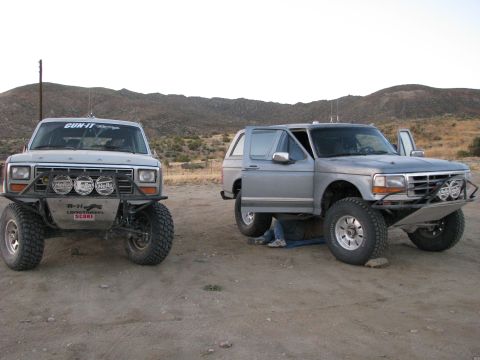 2008 Ford Bronco - Nick had to swap in the spare driveshaft in the parking lot across from the Pemex at Valle T