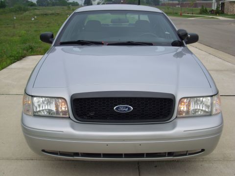 2004 Ford Crown Victoria photo