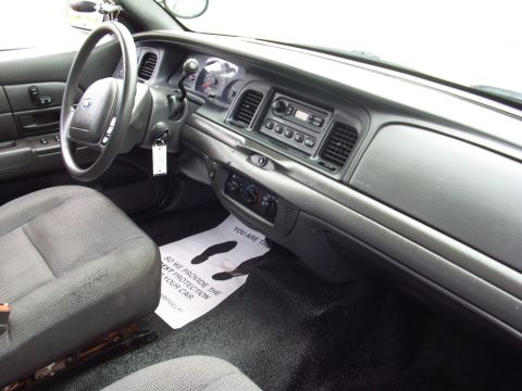 2004 Ford Crown Victoria photo