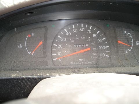 1986 Toyota Hilux - The image shows a close-up of a car's dashboard, focusing on the speedometer, fuel gauge, and temperature gauge. The odometer reads 096750.