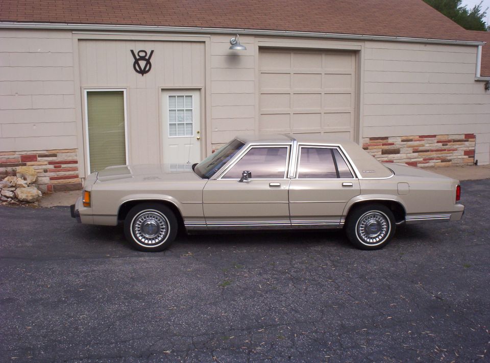 1988 Ford Crown Victoria LTD “Vicky”