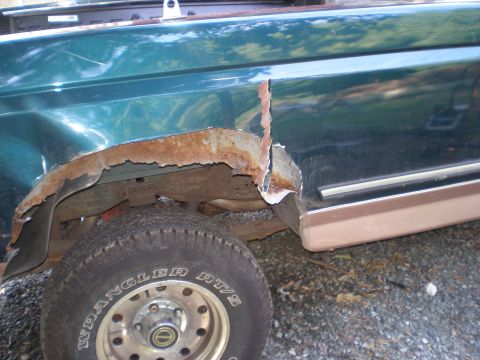 1995 Ford F-150 - This 1995 Ford F-150 has severe rust on the rear wheel well and fender area.