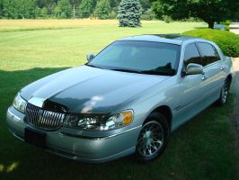 2002 Lincoln Town Car - Silver 2002 Lincoln Town Car seen from a 3/4 front angle.