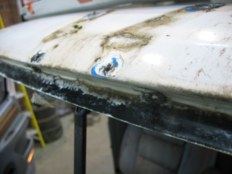 Windshield seal with rust and damage