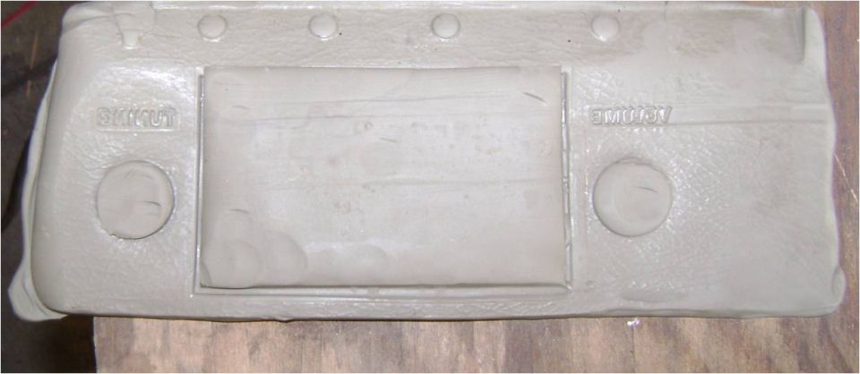 Cast aluminum engine valve cover or oil pan with raised lettering