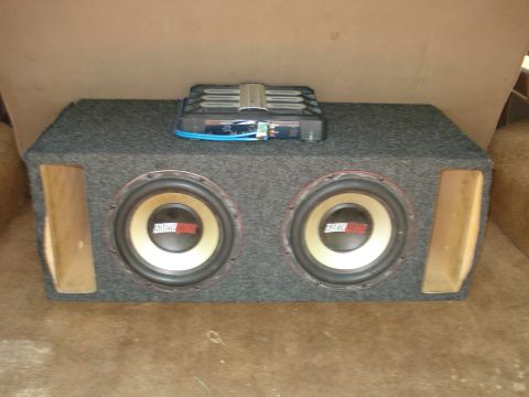 1989 Ford Bronco - 500 watt earthquake subs